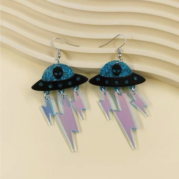 Alien in UFO with Lightning Dangles - Picture 10 of 10